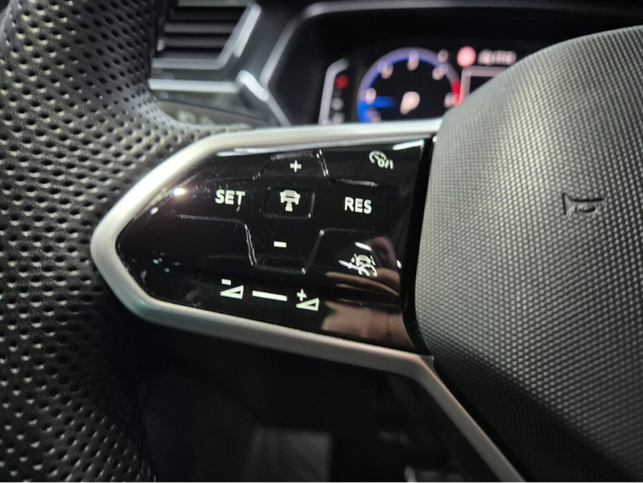 2021 Volkswagen Tiguan - image 9