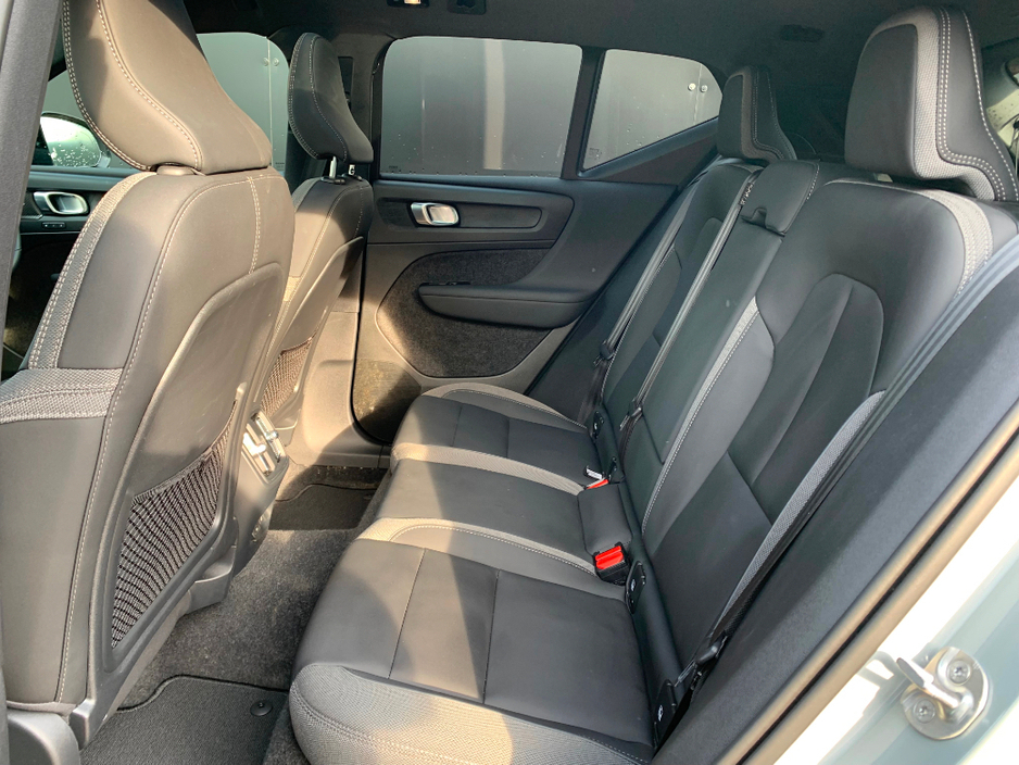 2025 Volvo EX40 - image 16