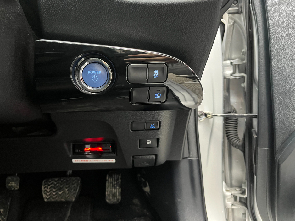 2022 Toyota Prius - image 11