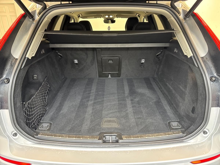 2022 Volvo XC60 - image 9