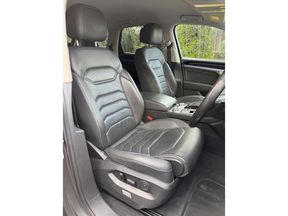 2019 Volkswagen Touareg - image 10