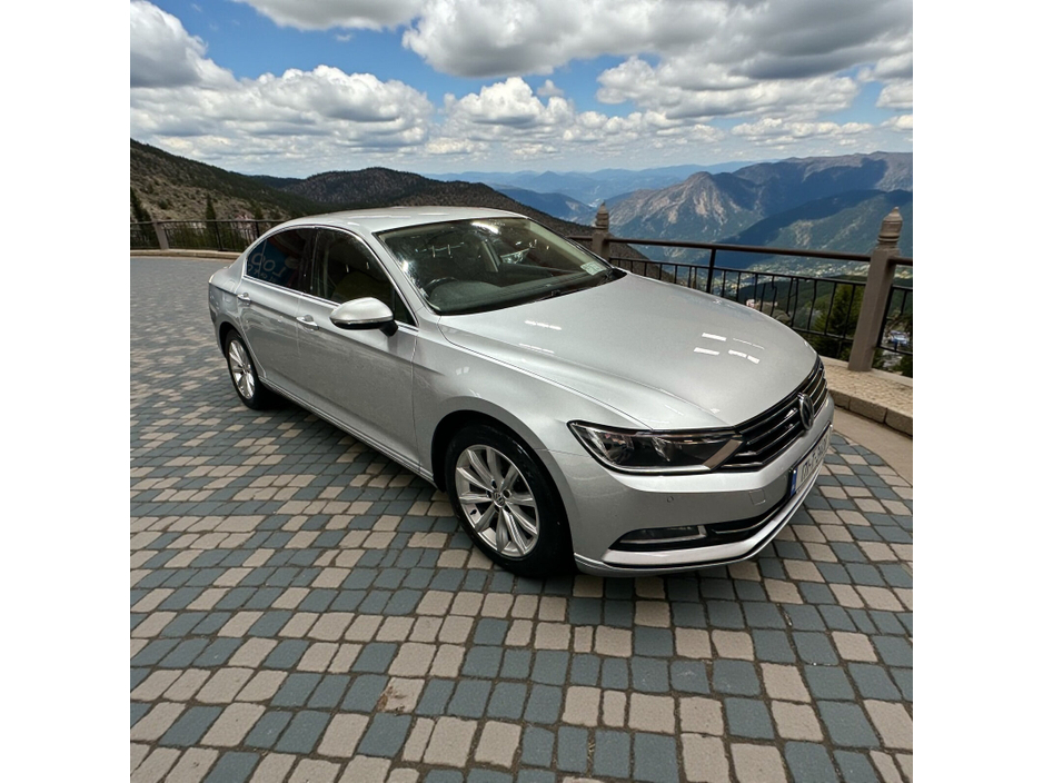 2017 Volkswagen Passat - image 3