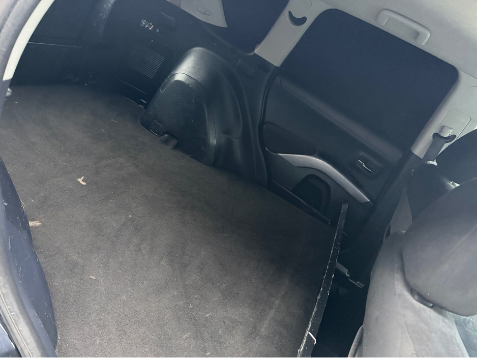 2012 Mitsubishi Outlander - image 10