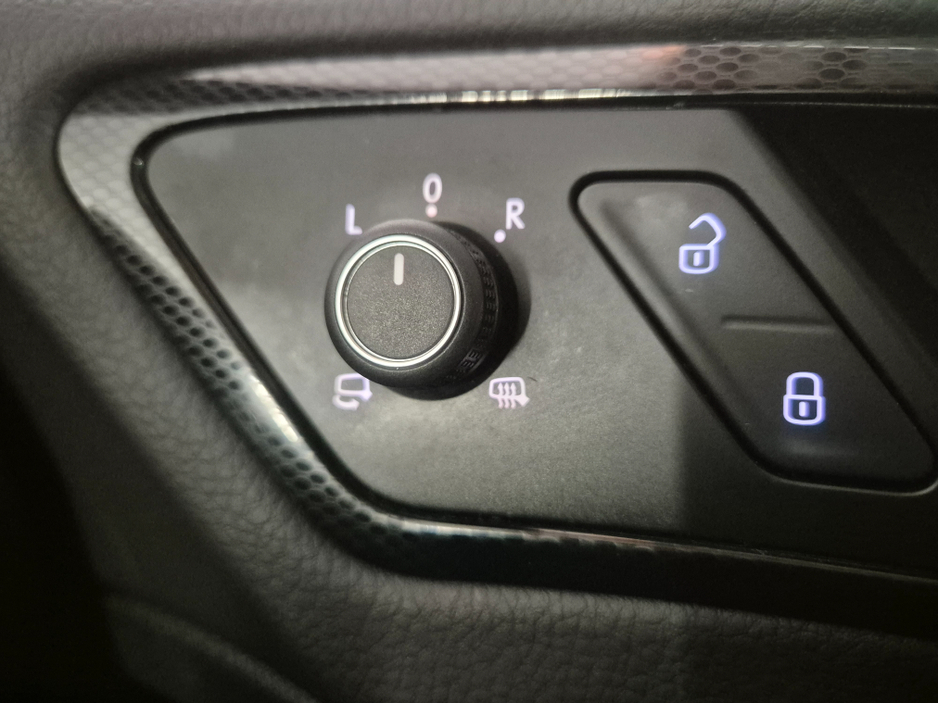 2015 Volkswagen Golf **HIGHLINE**ONLY 64000KMS**ALCANTARA SEATS*17" ALLOYS**LANE ASSIST**KEYLESS ENTRY AND START**ADAPTIVE CRUISE CONTROL**DUAL ZONE CLIMATE CONTROL**REVERSE CAMERA**BLUETOOTH STREAMING**FOLDING MIRRO €15,449