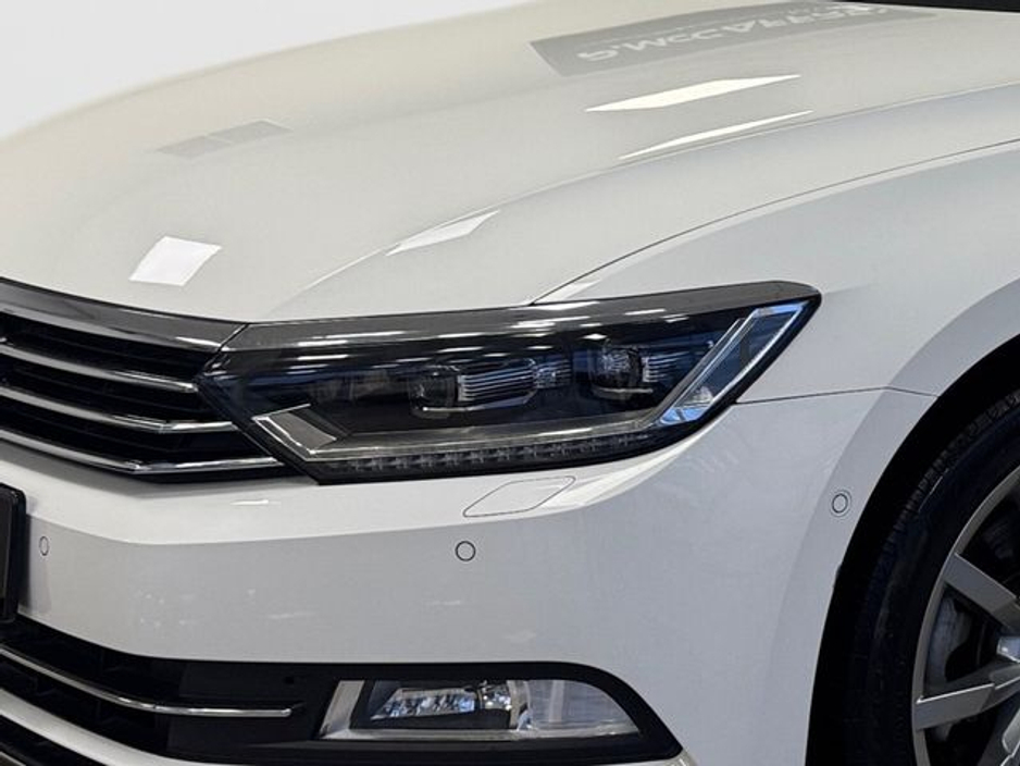2018 Volkswagen Passat - image 9