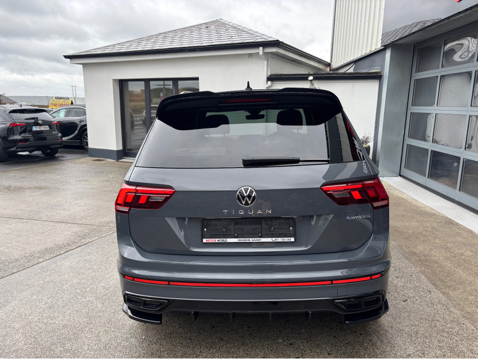 2024 Volkswagen Tiguan - image 3