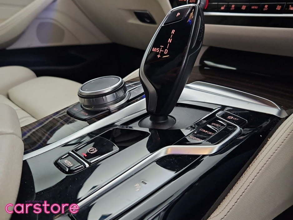 2021 BMW 5 Series - image 19