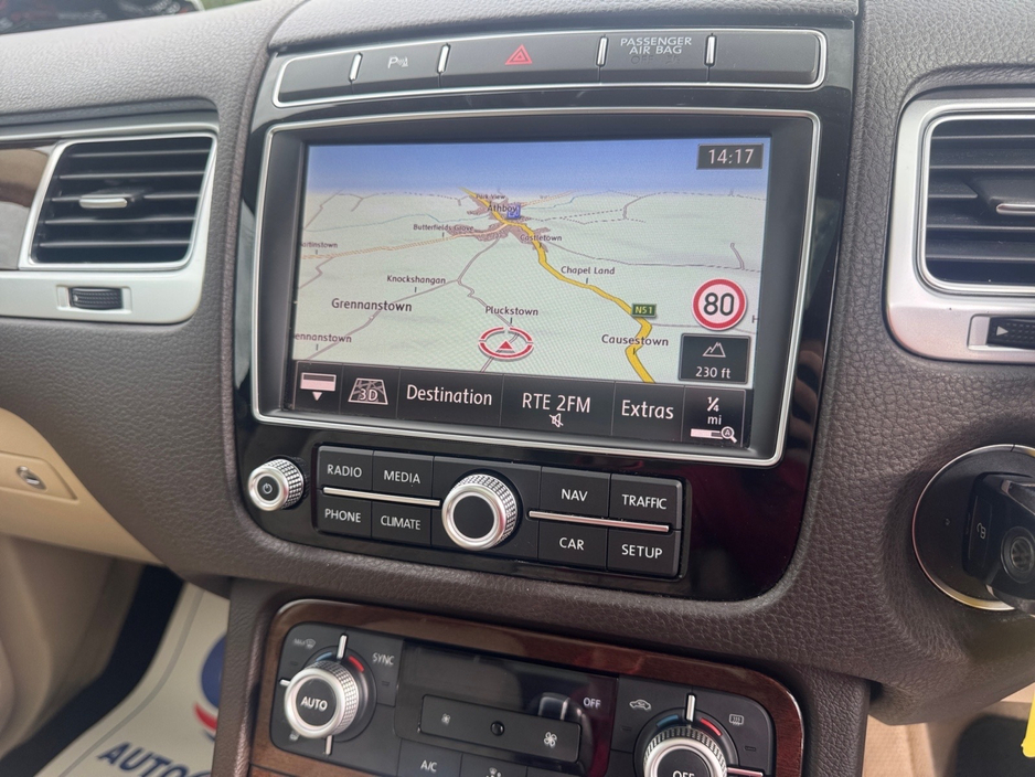 2016 Volkswagen Touareg - image 19