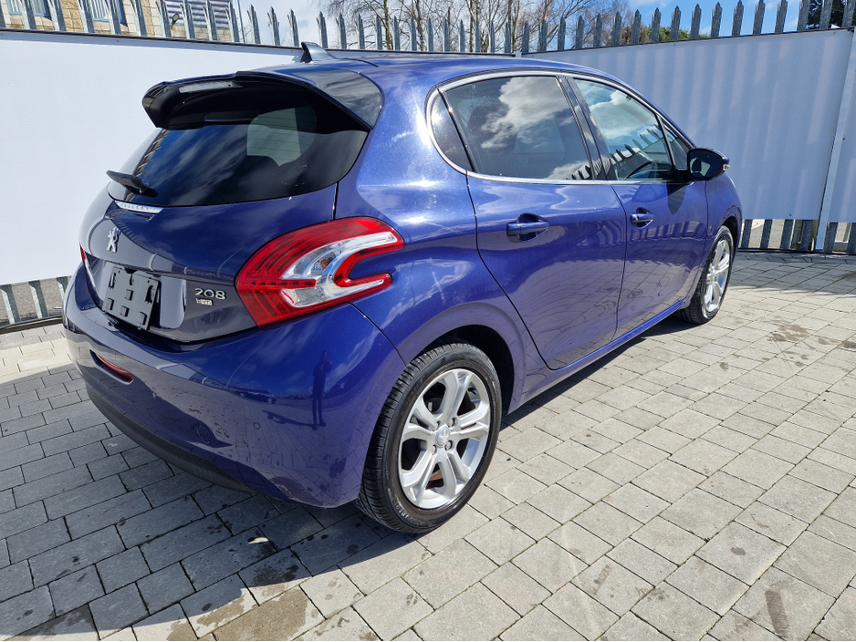 2015 Peugeot 208 - image 10