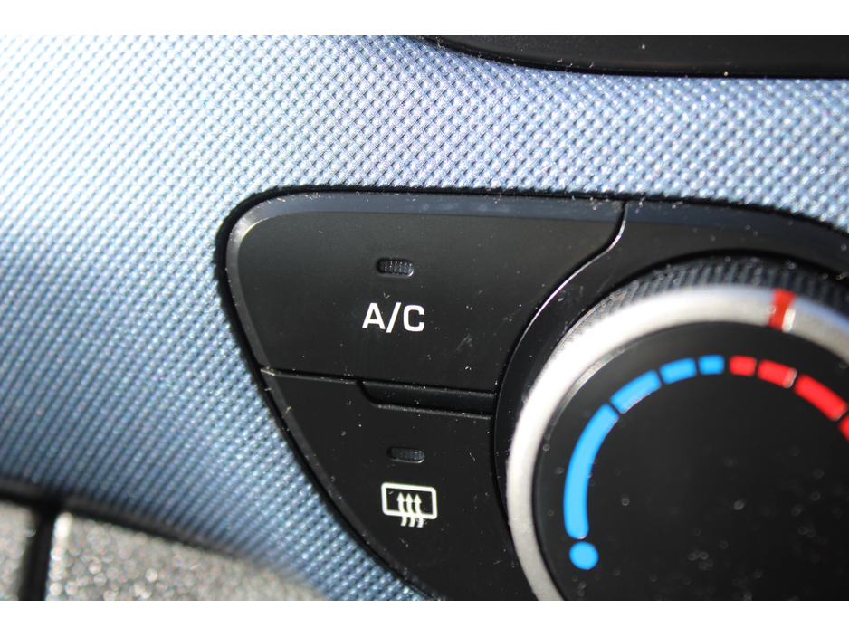 2017 Hyundai i10 - image 12