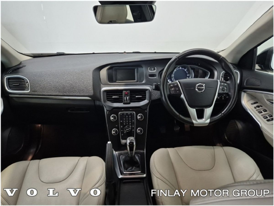 2019 Volvo V40 - image 2