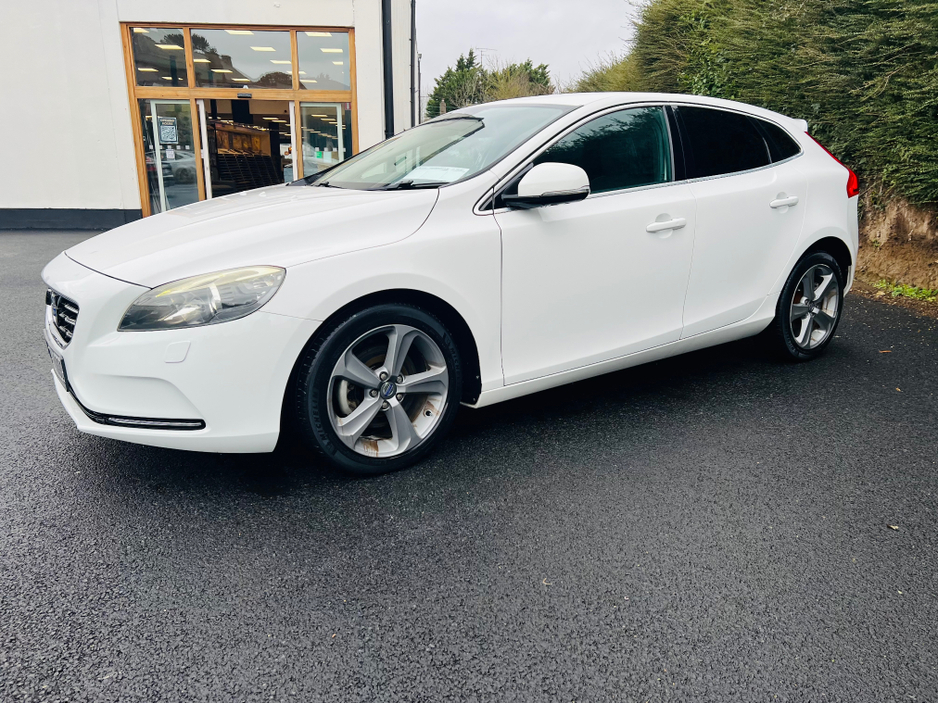 2015 Volvo V40 PRIVACY GLASS //  // REVERSE CAM €12,950