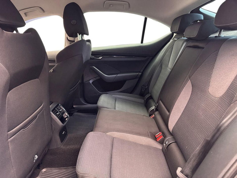 2023 Skoda Octavia - image 10