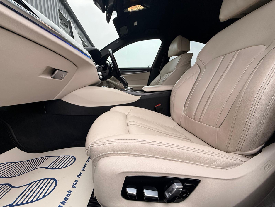 2022 BMW 5 Series - image 18