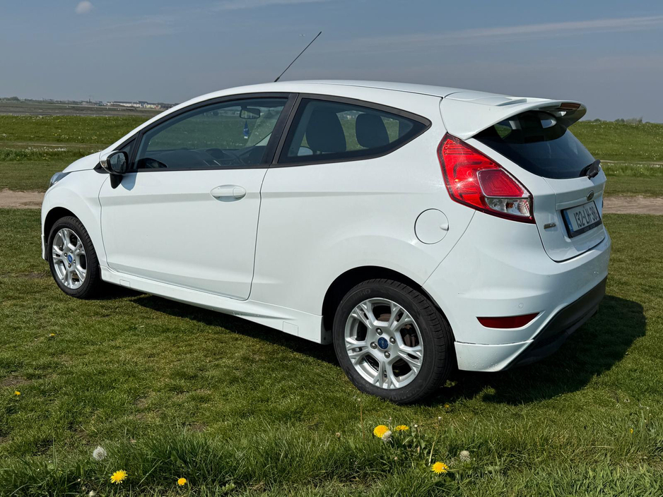 2013 Ford Fiesta - image 11