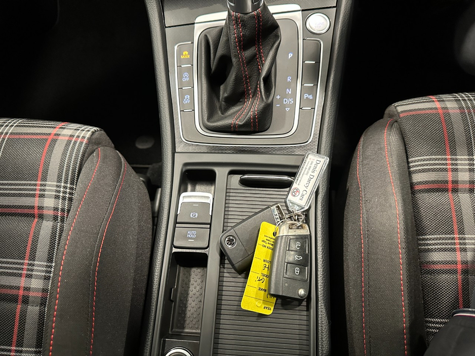 2014 Volkswagen Golf - image 30