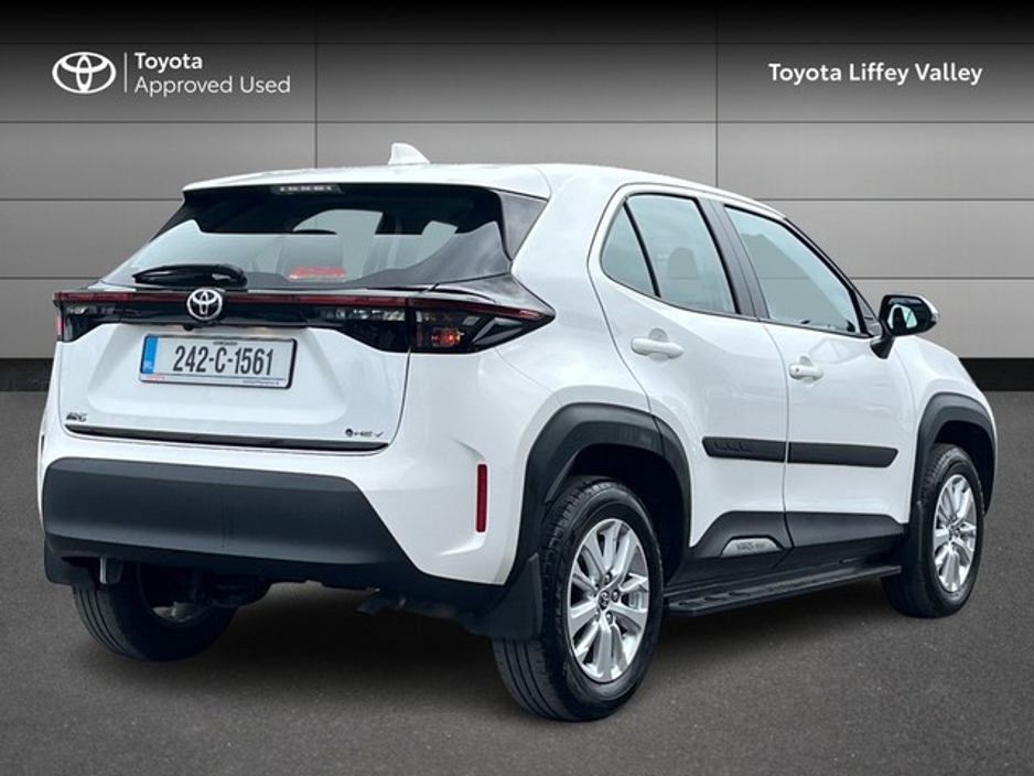 2024 Toyota Yaris Cross - image 2