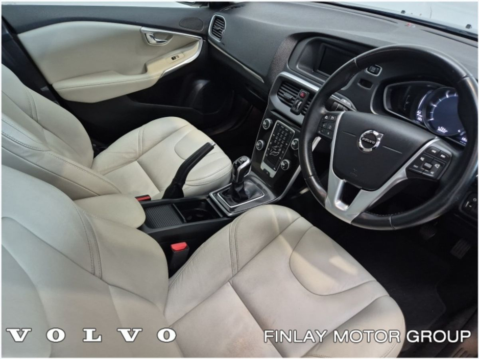 2019 Volvo V40 - image 7