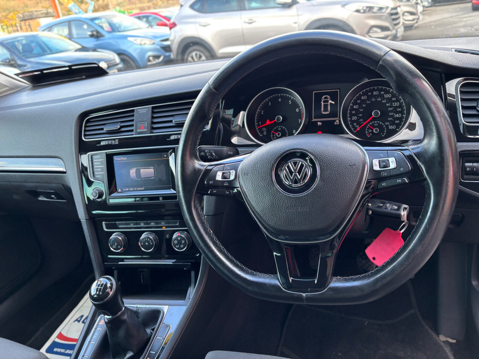 2014 Volkswagen Golf - image 8