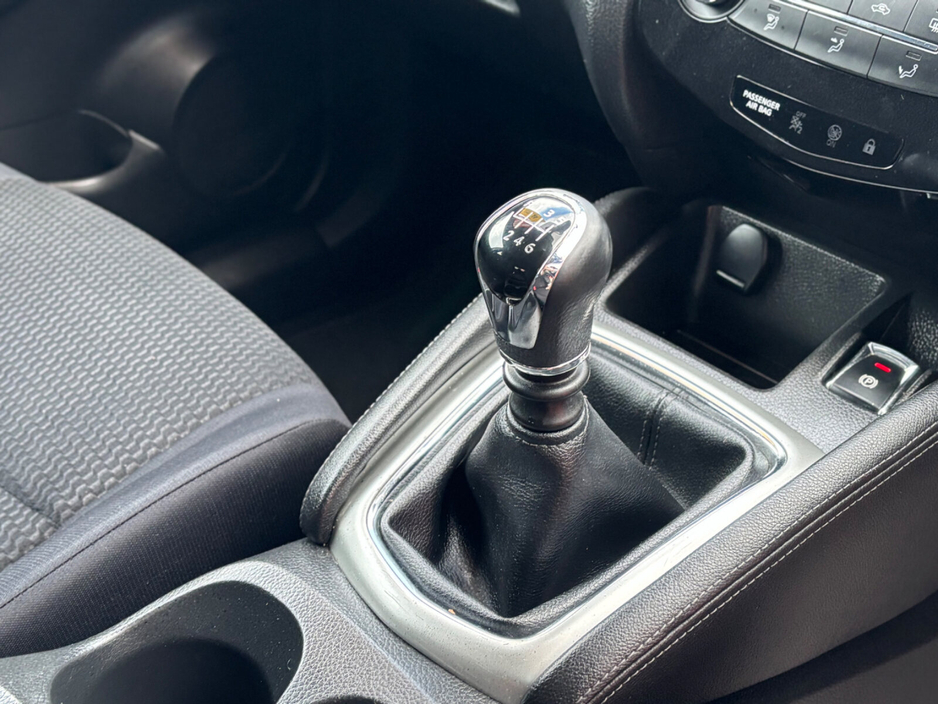 2015 Nissan Qashqai - image 5