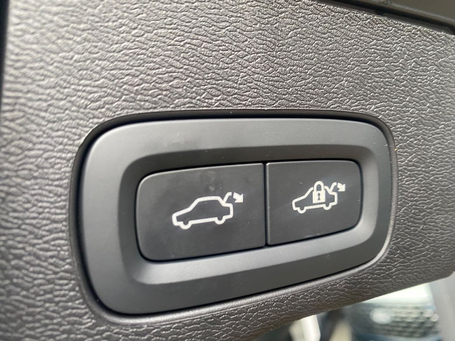 2025 Volvo XC60 - image 11