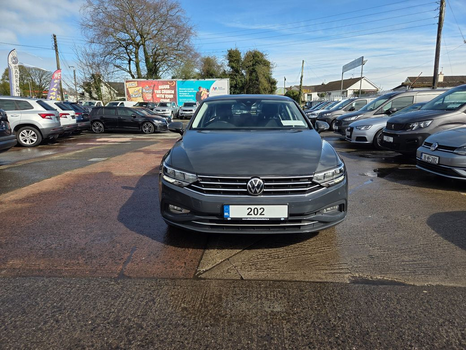 2020 Volkswagen Passat - image 3