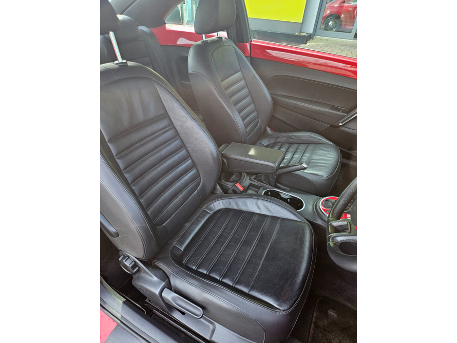 2014 Volkswagen Beetle - image 10