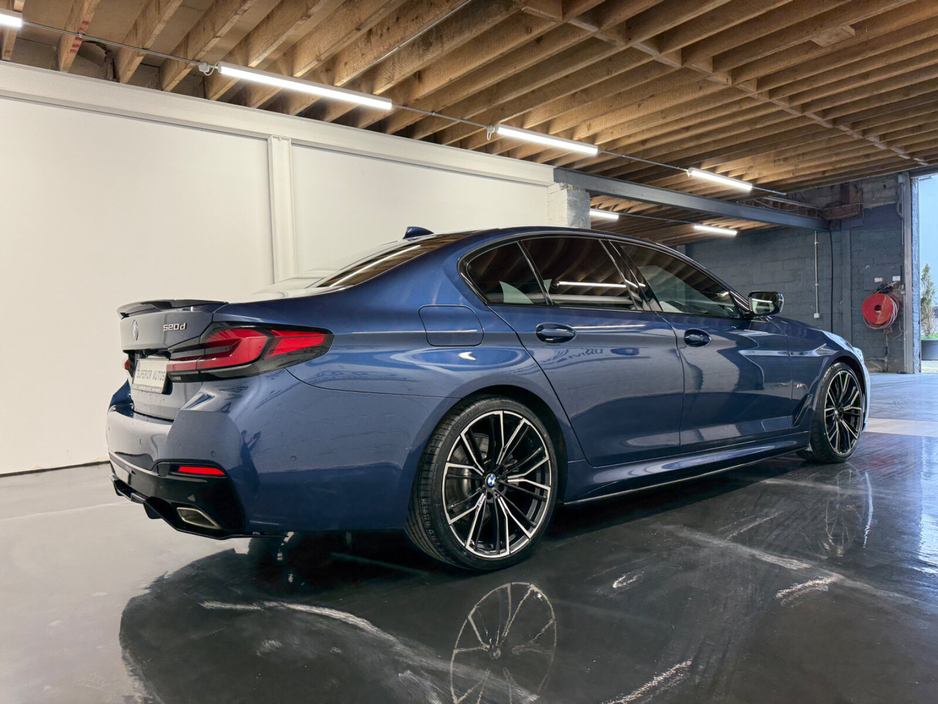 2022 BMW 5 Series - image 7