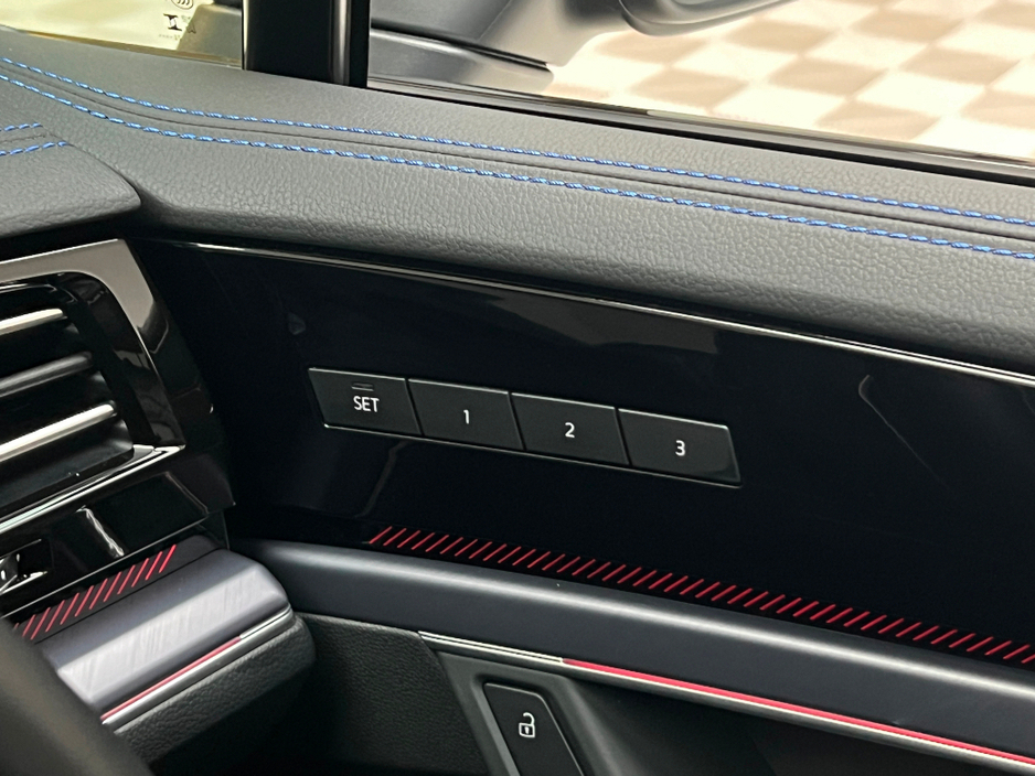 2025 Volkswagen Touareg - image 20