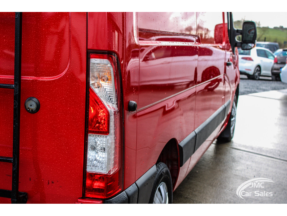 2020 Renault Master - image 9