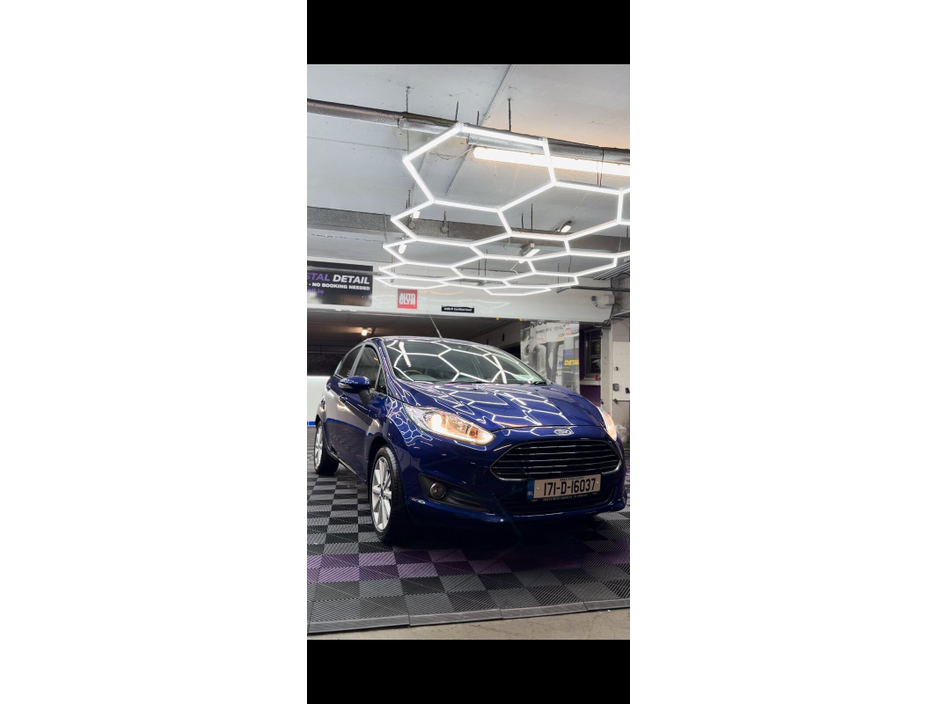 2017 Ford Fiesta - image 2