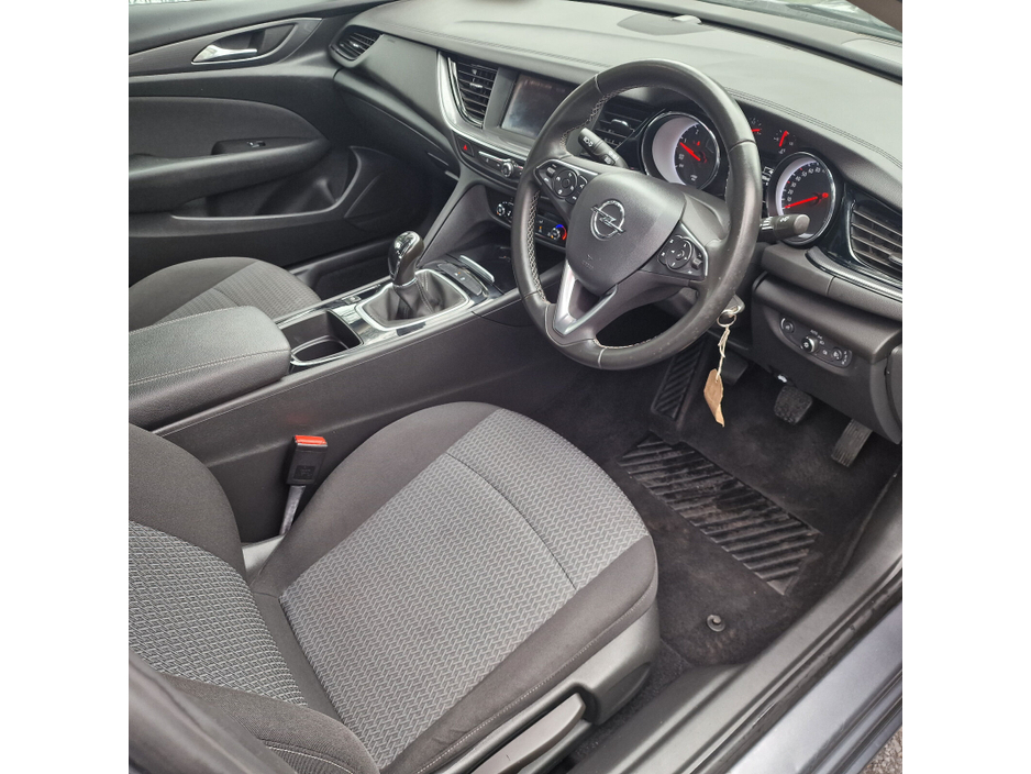 2021 Opel Insignia - image 13