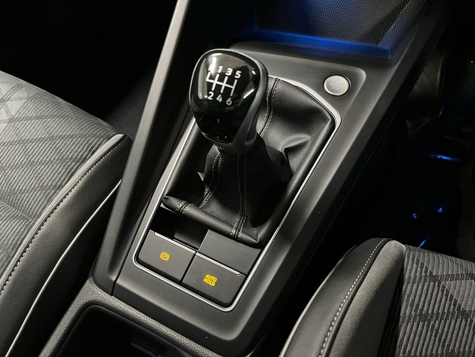 2022 Volkswagen Golf - image 4