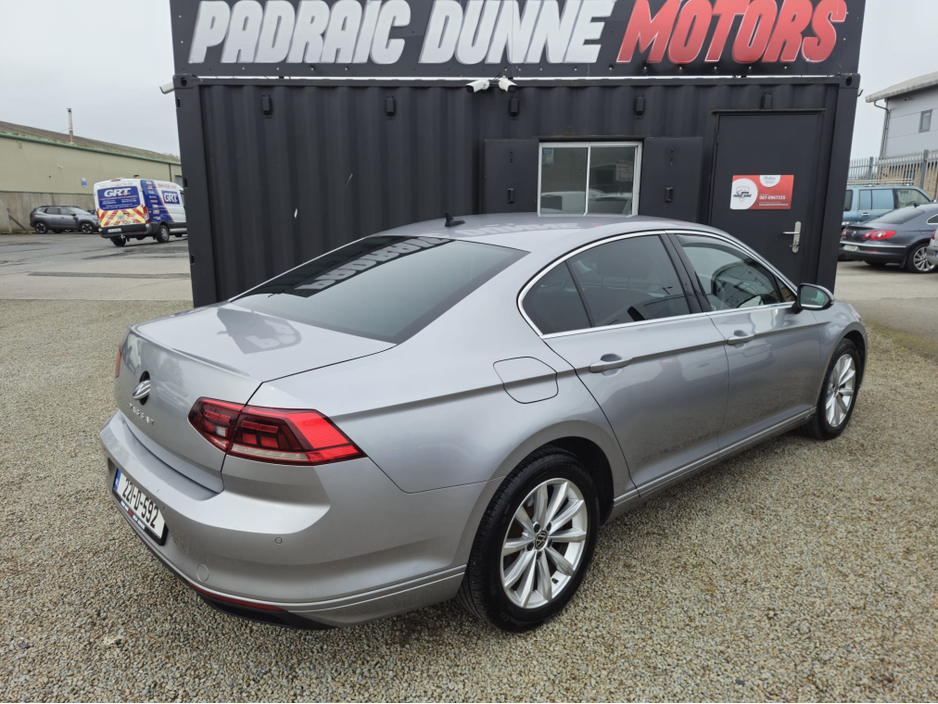 2022 Volkswagen Passat - image 5