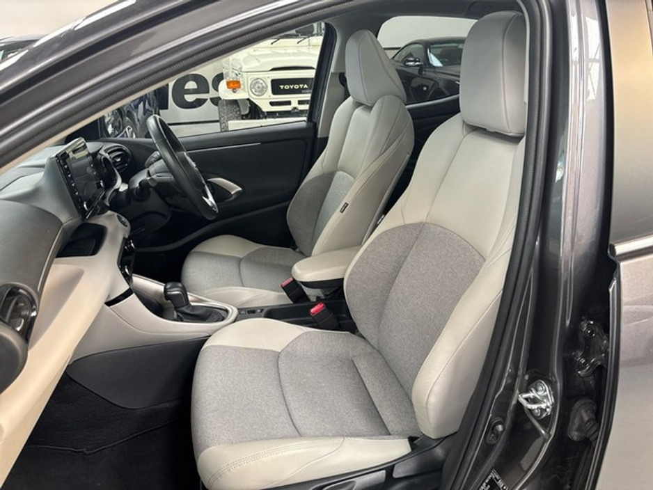 2023 Toyota Yaris - image 12