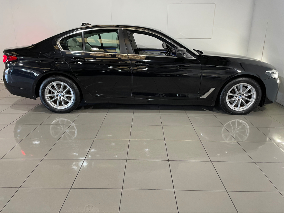 2021 BMW 5 Series - image 7