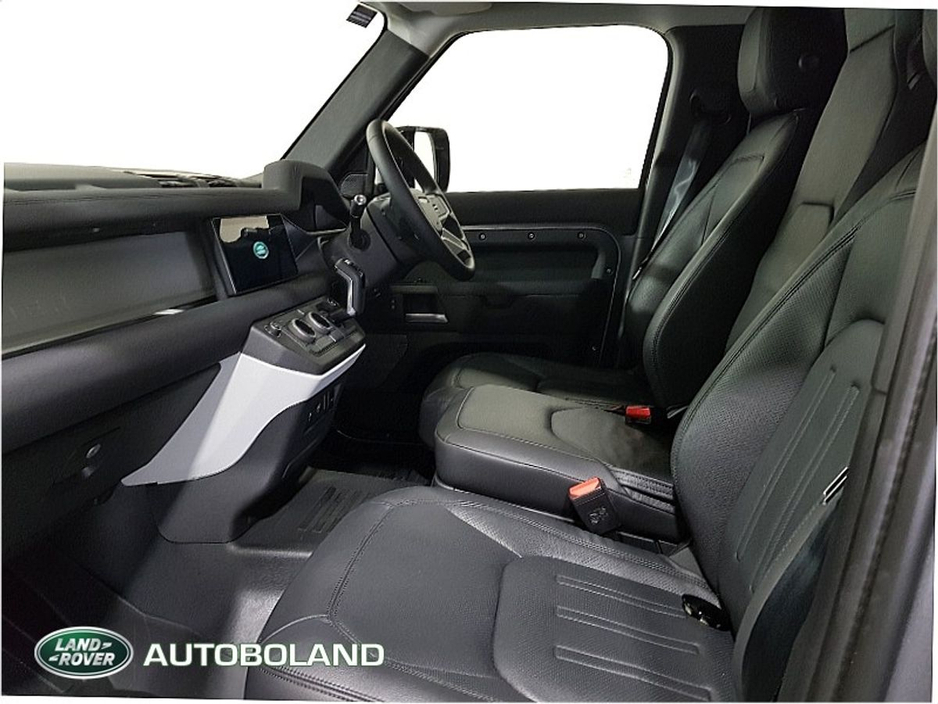 2022 Land Rover Defender - image 3