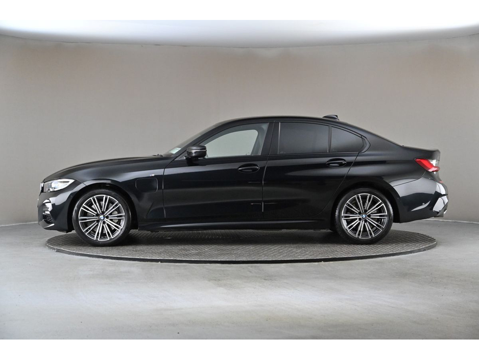 2021 BMW 3 Series - image 5