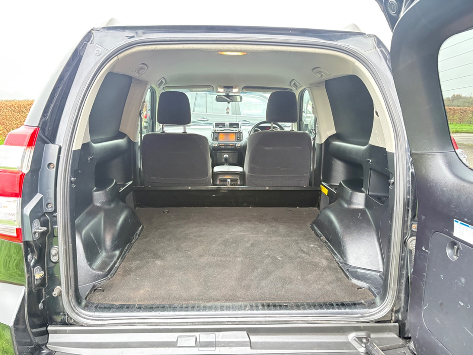 2016 Toyota Landcruiser - image 10