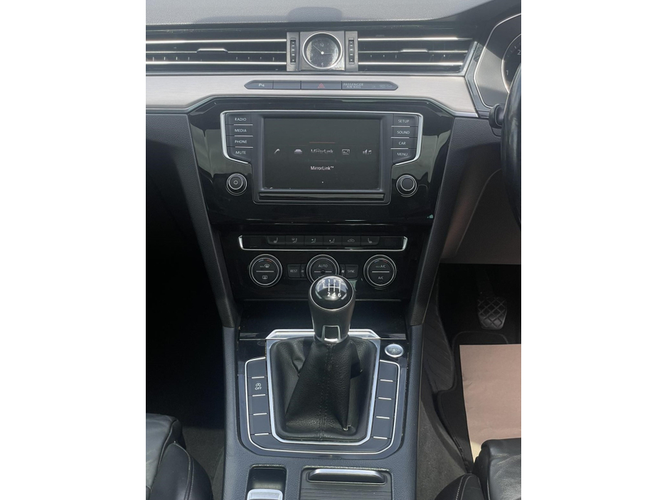 2015 Volkswagen Passat - image 14