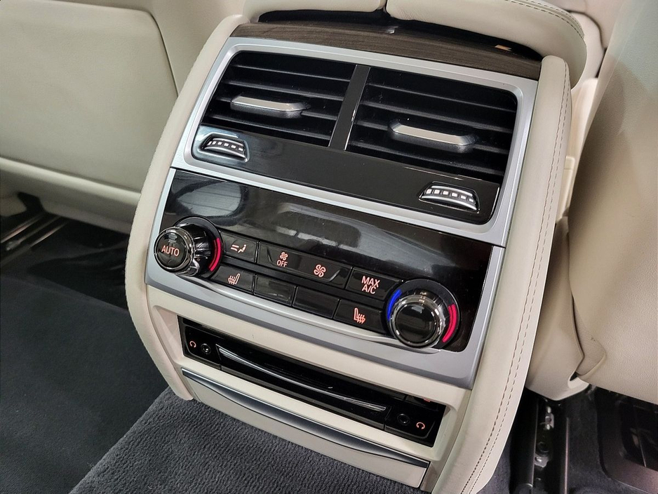 2020 BMW 7 Series - image 30