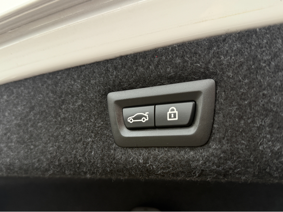 2017 BMW 5 Series - image 8