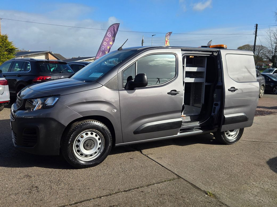 2020 Peugeot Partner - image 2