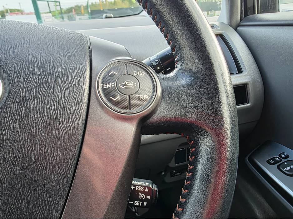 2014 Toyota Prius Alpha - image 20