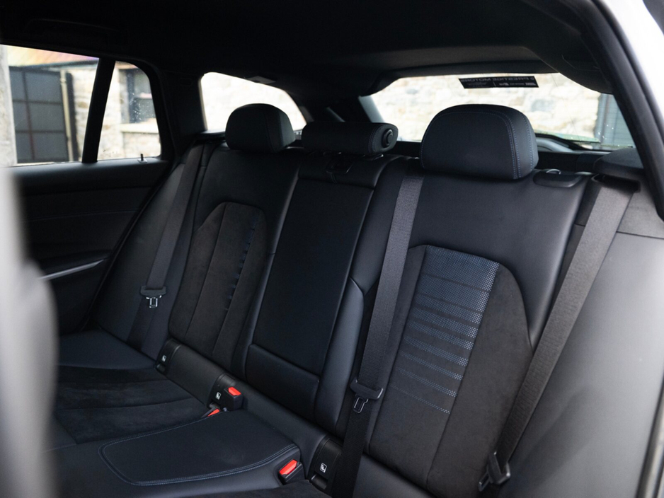 2021 BMW 3 Series - image 19