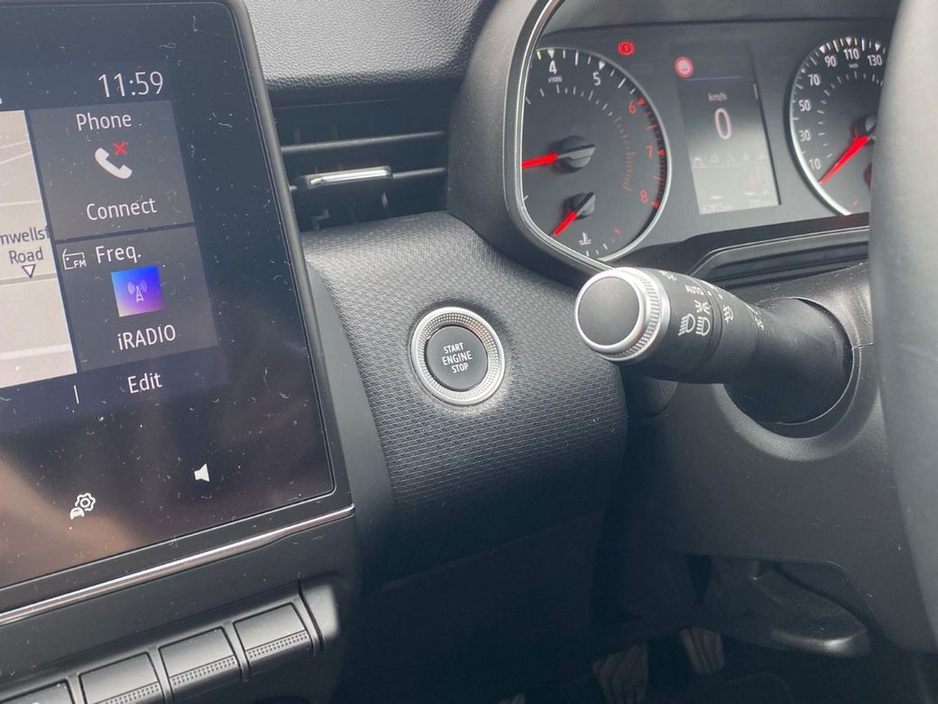 2020 Renault Clio - image 20