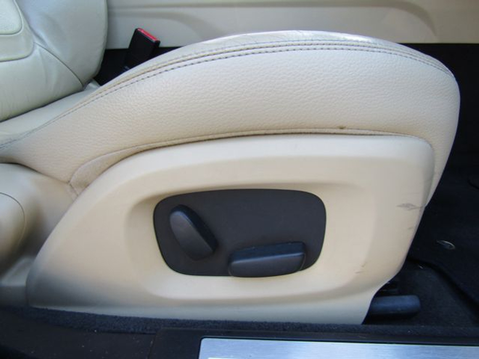 2014 Jaguar XF - image 17