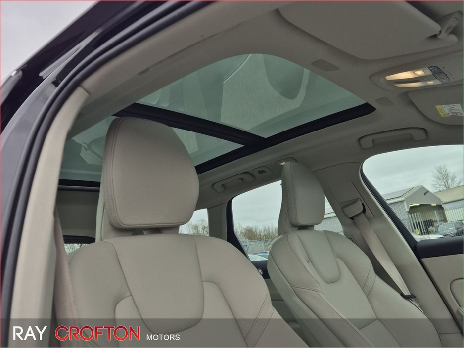 2022 Volvo XC60 - image 18