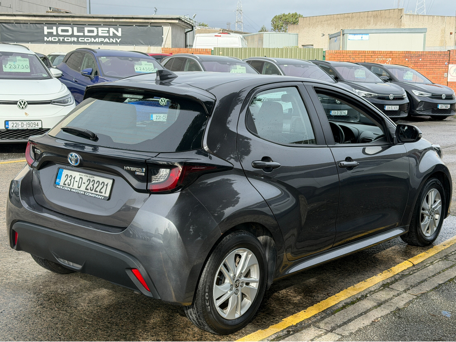 2023 Toyota Yaris - image 9