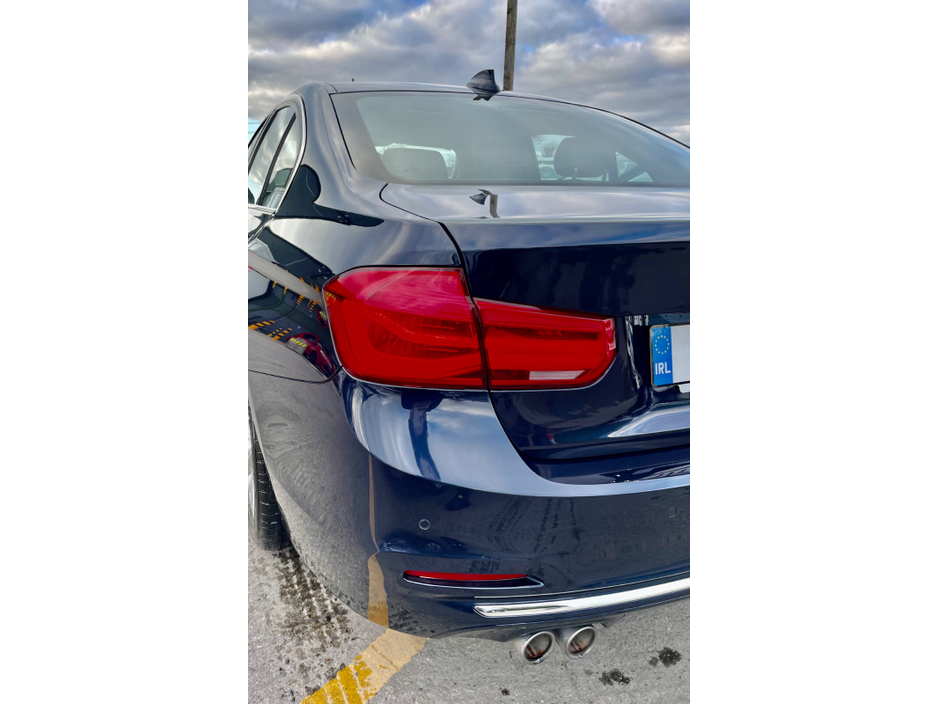 2017 BMW 3 Series - image 12